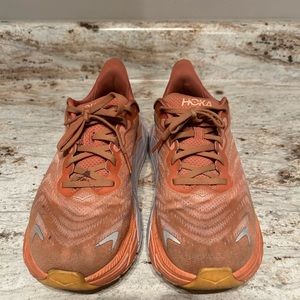 HOKA Womens 8.5 Arahi